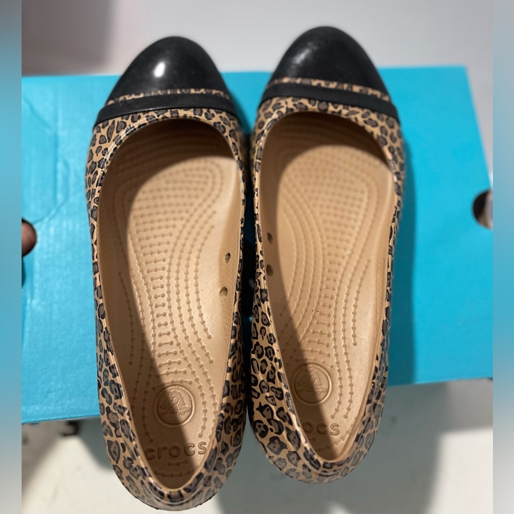 Crocs woman cheetah printed flats comfy shoe for dress up
